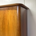 Elegante armadio vintage di metà secolo a 4 ante con appendiabiti e gambe