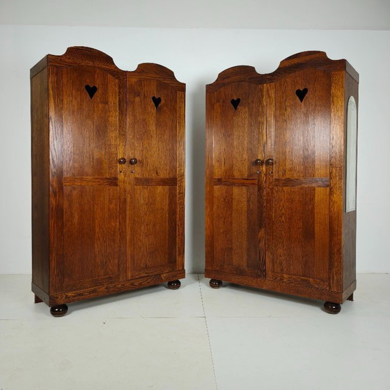 Ein Paar belgische Eichenschränke mit Herzmotiv, 20. Jahrhundert – Kleiderschränke, Wood (photo 9 of 15)