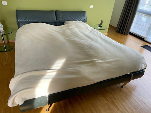 Struttura letto dal design moderno 180×200 – colore petrolio – struttura in metallo – E.F. JONAS Furniture Agencies