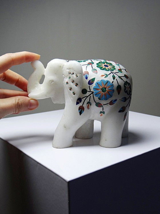 Image 1 of Elefante indiano decorativo in alabastro intarsiato con pietre, artigianato vintage