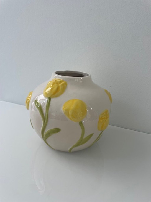 Vase peint à la main avec relief de tulipes
