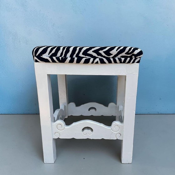 Set van 3 antieke Portugese massief houten krukken met zebraprint bekleding. – Kuipstoelen, Textile, Wood (photo 14 of 17)