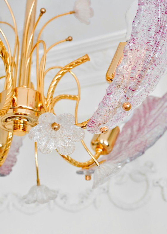 Image 1 of Lustre vintage en verre de Murano, plafonnier en verre rose à motif de feuilles et de fleurs, lustre italien en métal doré, anné