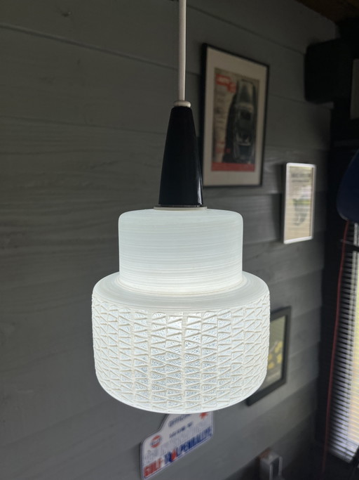 Lampada a sospensione vintage francese in opalino bianco/nero, stile metà secolo.