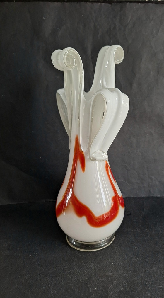 Image 1 of Grand vase en cristal Simais dans une forme d'art libre soufflé à la bouche et formé à la main. Verre de lait aux accents orangé