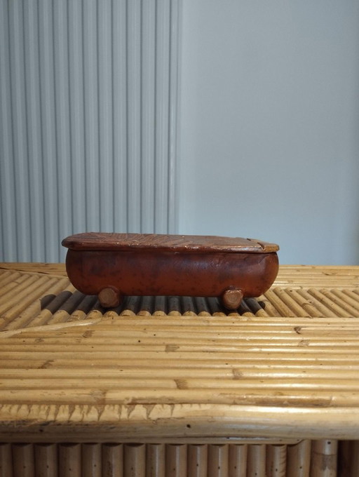 Caja de cerámica vintage con decoración grabada a mano