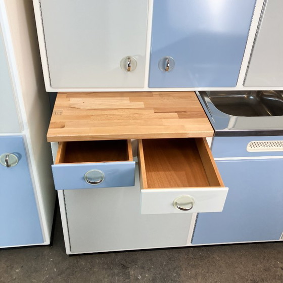 Image 1 of Muebles de cocina, azul pastel y gris claro, estilo años 60, mediados de siglo.