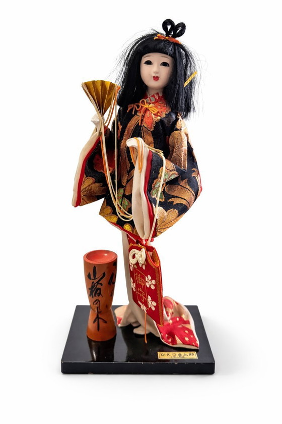 Image 1 of Conjunto de tres muñecas decorativas tradicionales japonesas.