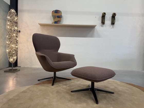 Image 1 of Poltrona girevole Pode Flare con poggiapiedi in tessuto