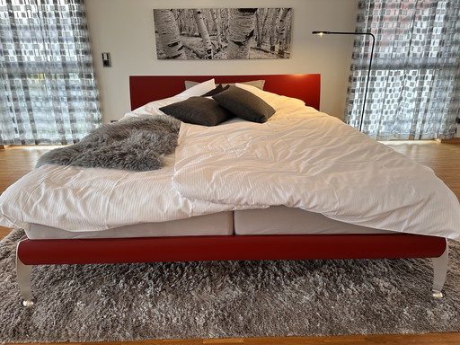 Letto 180 x 200 in legno massello con piedini in acciaio inox e rete a doghe.