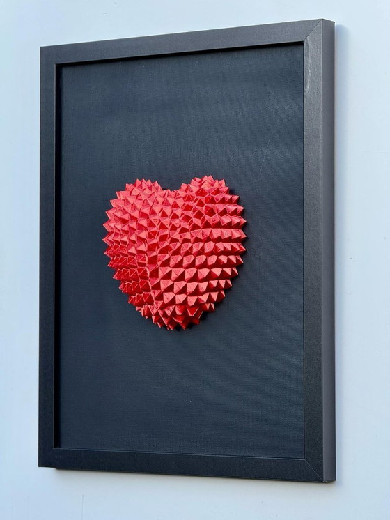 Image 1 of Décoration murale géométrique en forme de cœur 3D – Sculpture rouge en PLA sur toile noire (encadrée)
