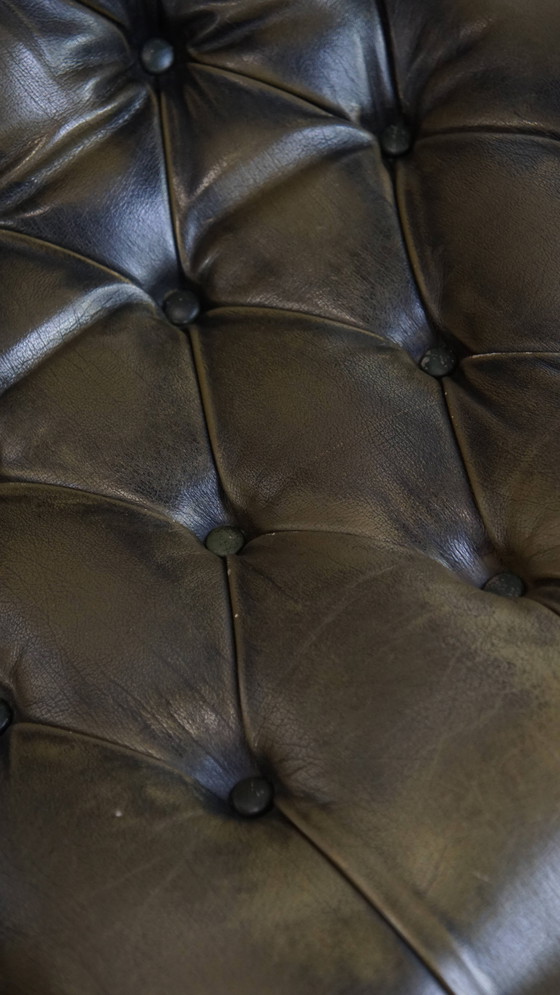 Image 1 of Groene Engelse stijl rundleren chesterfield fauteuil met hout
