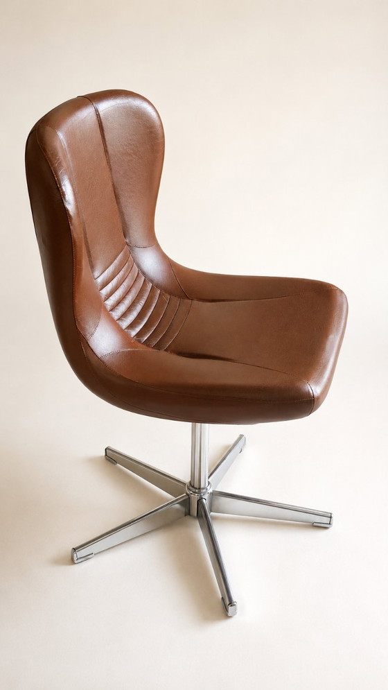 Image 1 of Een paar draaibare fauteuils uit de jaren 60/70 in bruin kunstleer en verchroomd metaal, vintage stoelen in de stijl van het mid