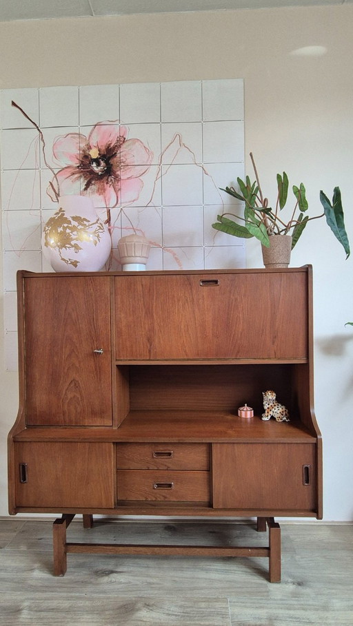 Armario alto antiguo