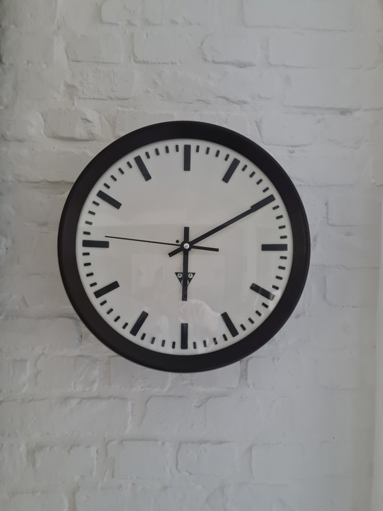 Image 1 of Vintage industriële fabrieksklok wandklok.
PRAGOTRON uit Tsjechoslowakije jaren 60 a 70.