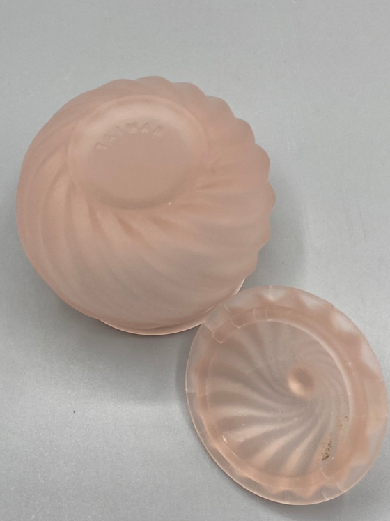 Sieradendoos van satijnroze glas – met wervelend design – en deksel met bolvormige knop. – Glazen & Karaffen (photo 3 of 5)