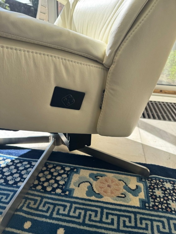 Image 1 of Prominenter elektrischer Aufstehsessel, weiß, Lee