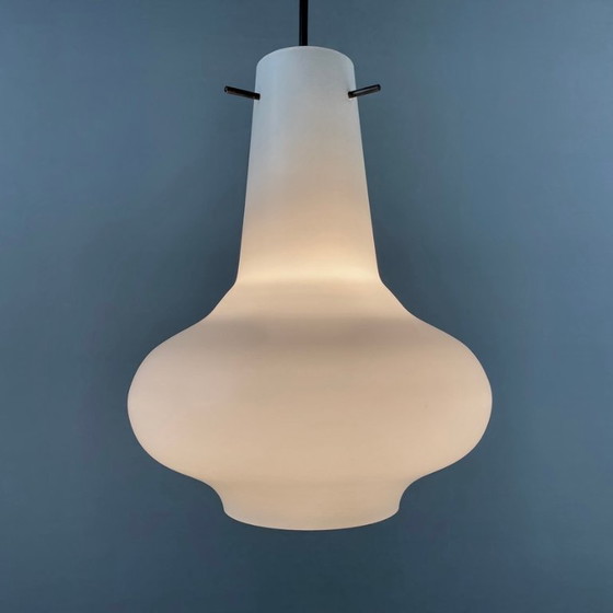Image 1 of Lampada a sospensione in vetro opalino nello stile dello Stilnovo. Moderna di metà secolo. Italia, anni '60