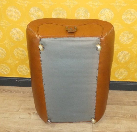 Image 1 of Hocker Baseball Stil Leder Cognac top Zustand retro vintage 70er Jahre Fußhocker Teil einer GARNITUR Ottomane karamell