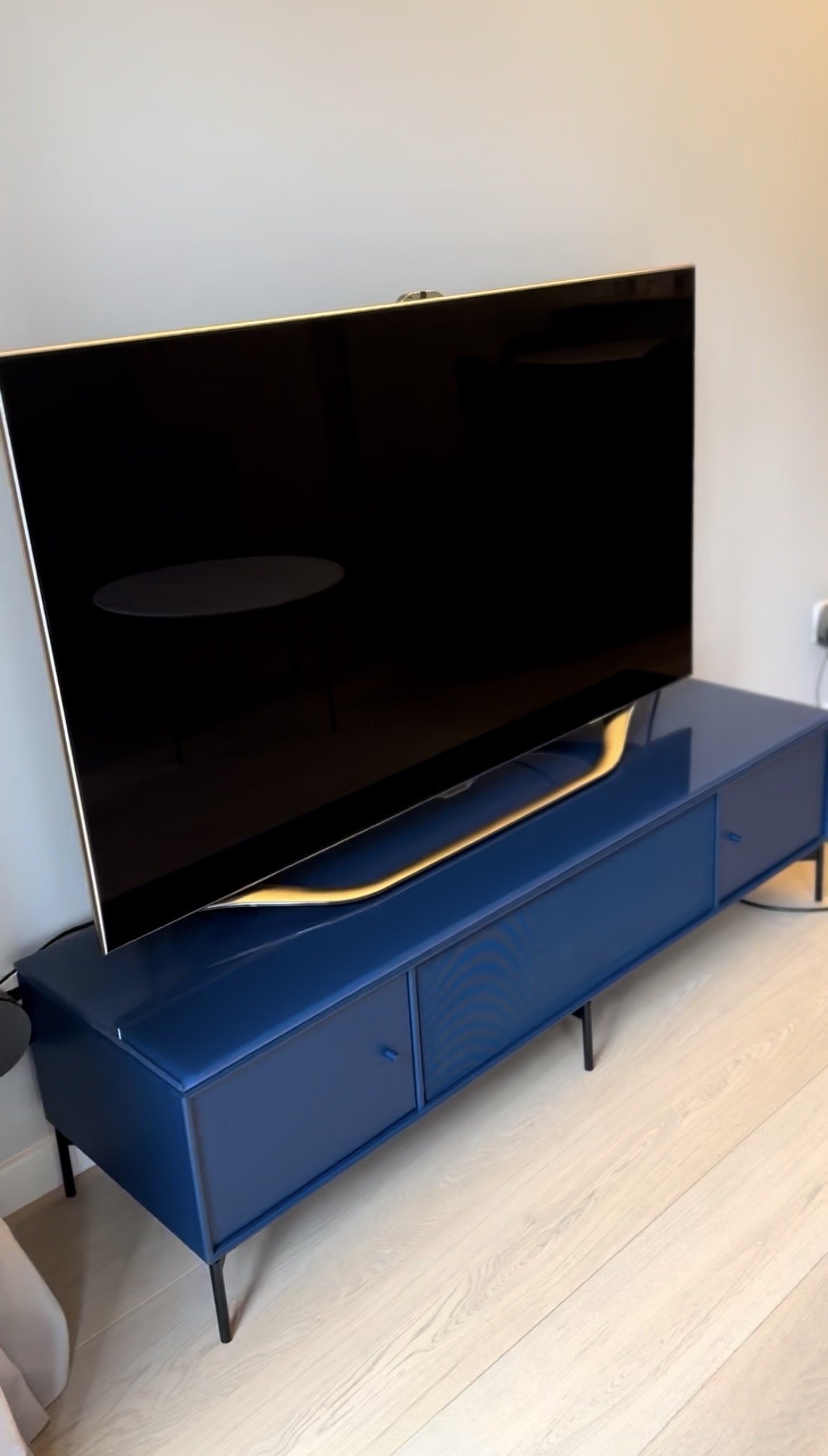 Montana OCTAVE V TV bench – Juniper blue – glass top | €1,800
