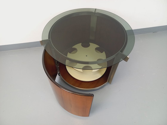 Image 1 of Tavolino da caffè rotondo vintage italiano con barra girevole su ruote di Eugenio Gerli per Tecno, in teak curvato