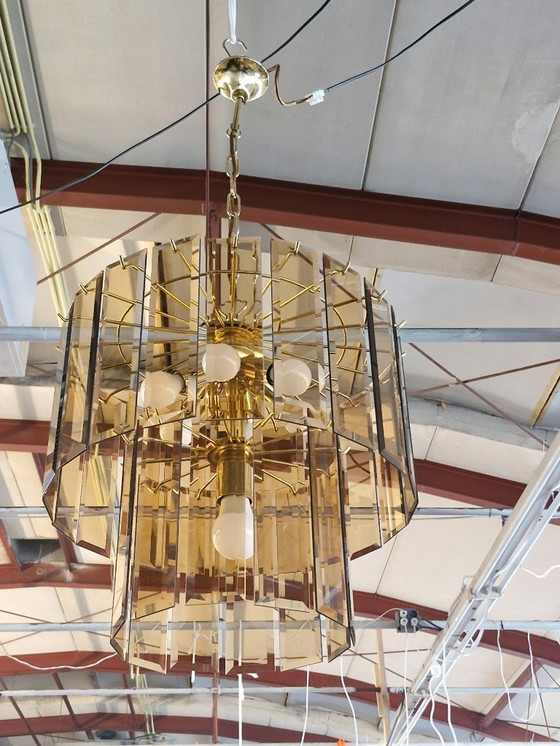 Image 1 of Lustre XL vintage en laiton et verre fumé des années 70