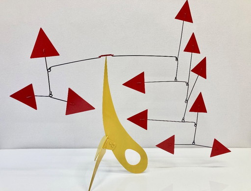 Yellow Stabile, 11 red triangles