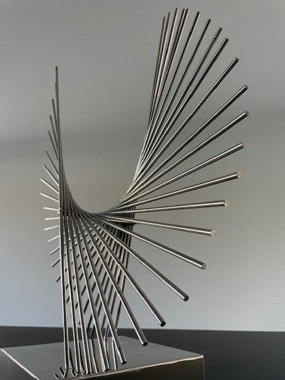 Image 1 of Scultura futuristica in filo di cromo: oggetto astratto modernista