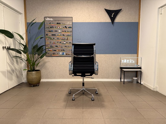 Image 1 of Vitra | Eames | EA119 | Pelle nera e cromo | 1 pezzo