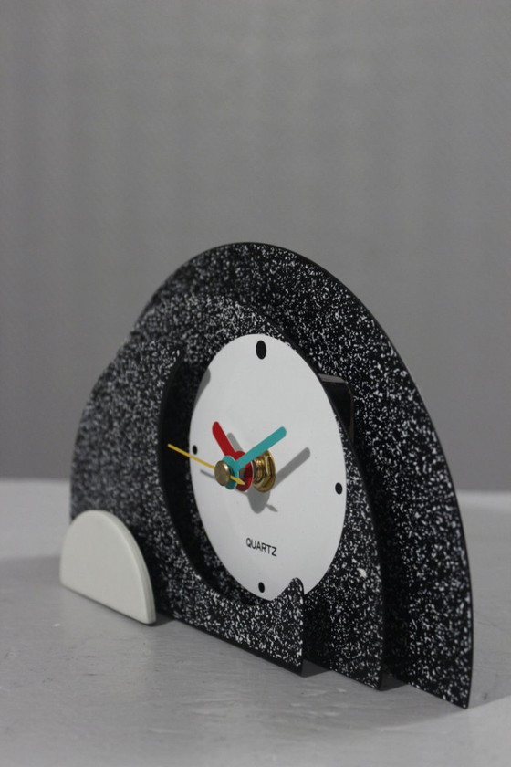 Image 1 of Pendule post-moderne 1980s design Memphis Milano neuve en boîte