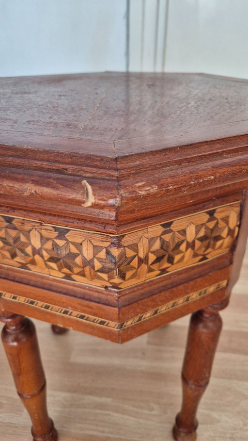 Table d'appoint octogonale ancienne avec sculptures en bois - Bijoux Vintage uniques pour votre intérieur !