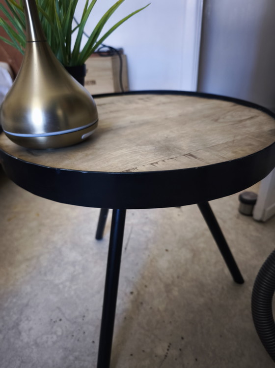 Image 1 of Fien Side Table (J-Line): This table has a mango wood top and a black iron frame.