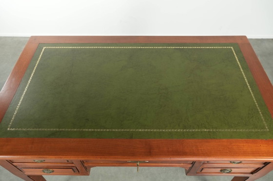Sierlijk bureau in Engelse stijl met een groen leren blad met prachtige goudkleurige details en vijf lades (photo 7 of 14)