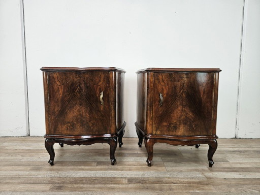 Een paar Chippendale nachtkastjes uit de jaren 1940, gemaakt van wortelnotenhout. – Wood, Klassiek
