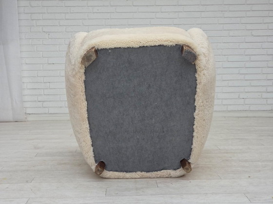 Image 1 of Dänisches Design aus den 1960er Jahren, neu bezogener Hochlehner-Sessel, echtes Schaffell.