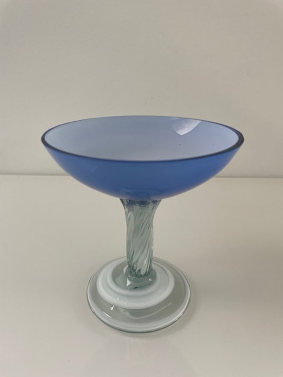 Image 1 of Gobelet vintage italien en verre de Murano – bleu et blanc – fait main