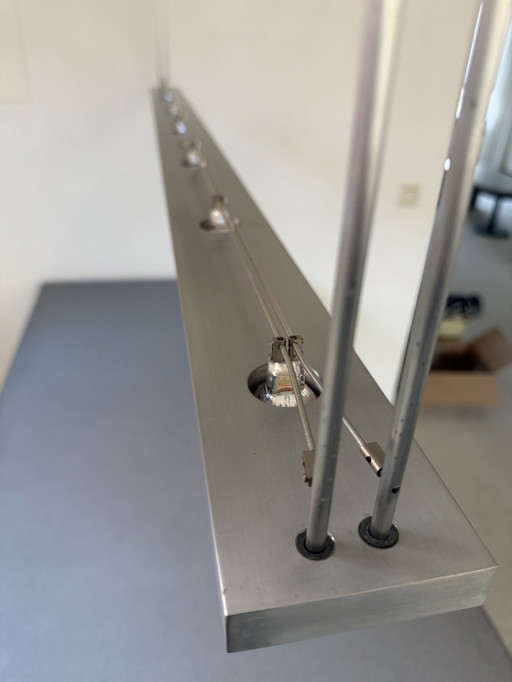 Piccola lampada a sospensione solida, lunghezza 150 cm.