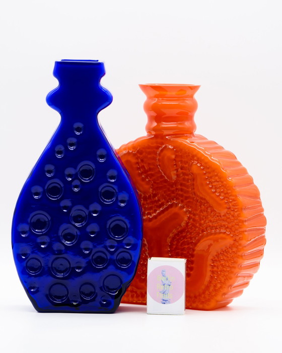 Image 1 of Vintage Mid Century Kristallglaswerk Hirschberg Space-Age Vaas Duo: Gedurfde blauwe en oranje glazen meesterwerken