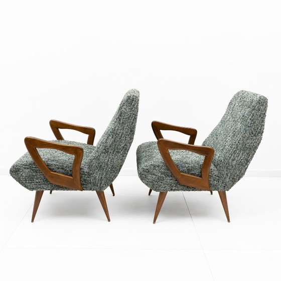 Image 1 of Een paar Italiaanse fauteuils in mid-century modern stijl met sculpturale houten armleuningen.