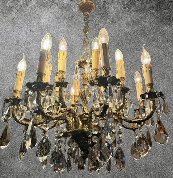 Imposant lustre ancien de style Louis XV/rococo, richement orné de cristaux magnifiquement taillés. – Bronze (photo 3 of 12)