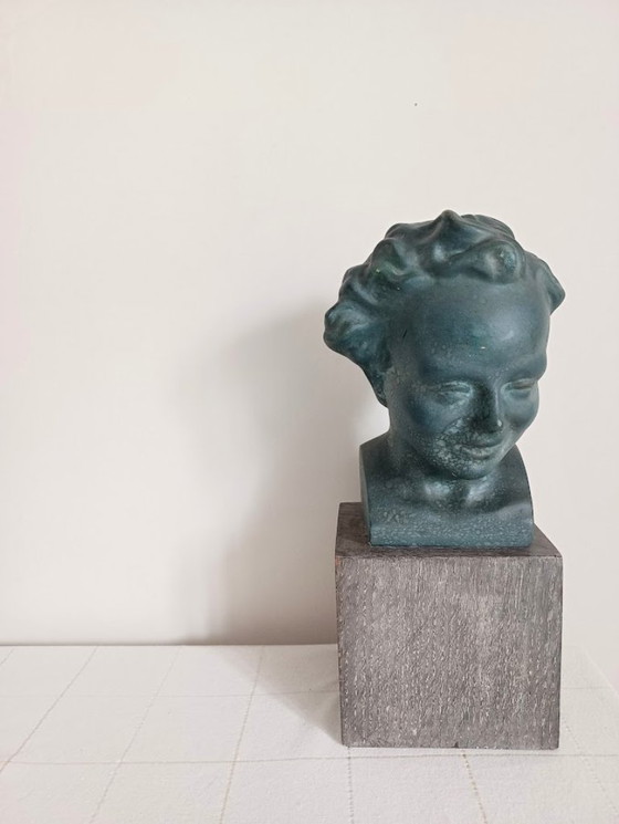 Image 1 of Busto de yeso de un niño - entreguerras/1950 - pátina verde - base de madera