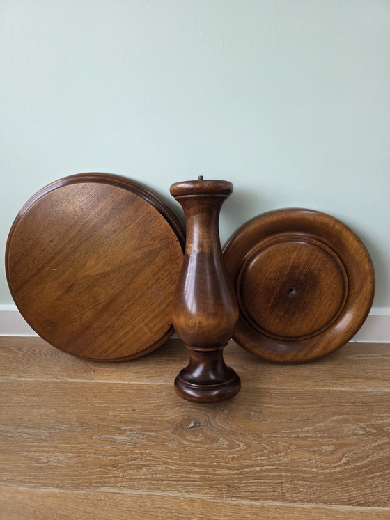 Image 1 of élégante table d'appoint vintage en bois massif