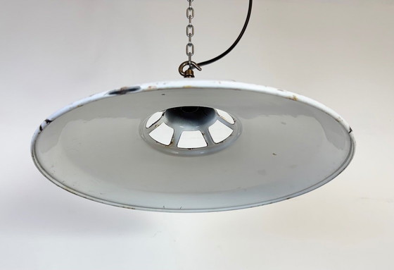 Image 1 of Industriële witte geëmailleerde fabriekshanglamp, jaren 60