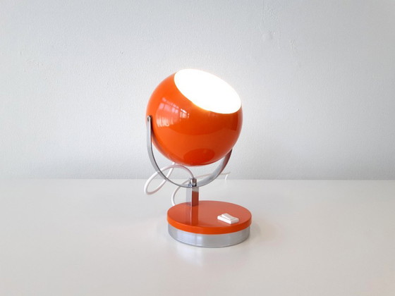 Image 1 of Vintage grafisch oranje metalen eyeball tafellampje, space age lampjeVintage grafisch oranje metalen eyeball tafellampje, space 