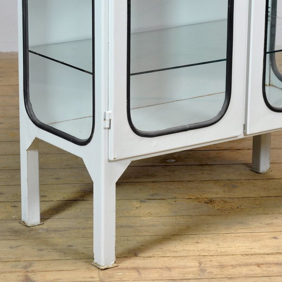 Image 1 of Armoire médicale vintage, années 1970