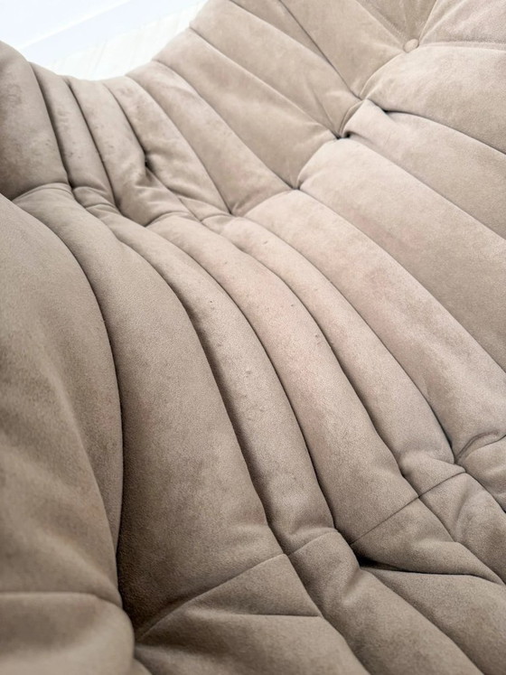 Image 1 of Originales Ligne Roset Togo 2-Sitzer-Sofa von Michel Ducaroy, taupefarbener Alcantara, 1995