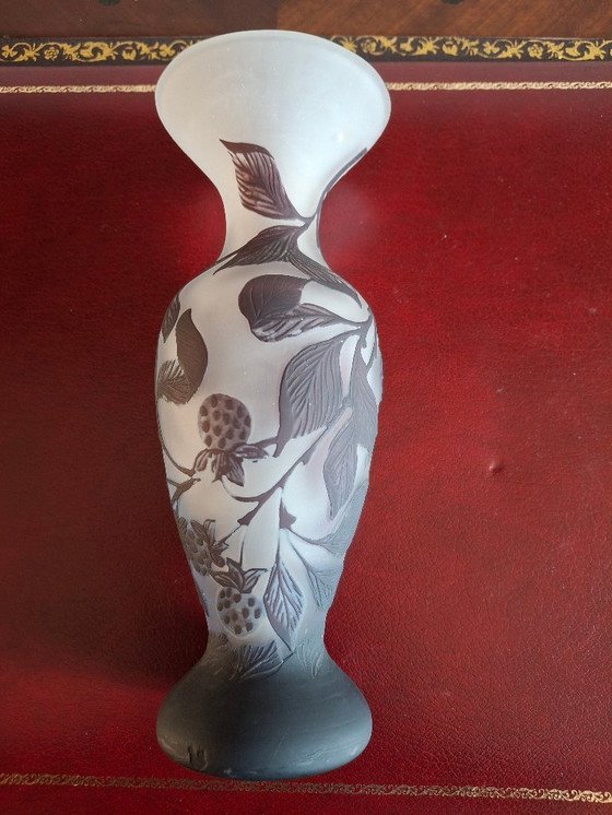 Image 1 of Vase aus mehrschichtigem, säuregeätztem Glas, signiert, Höhe 25,2 cm, Violett-/Aubergine-Töne
