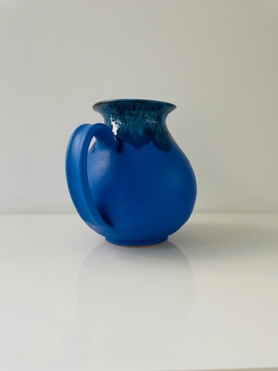 Image 1 of Pichet en céramique bleu cobalt à glaçure expressive
