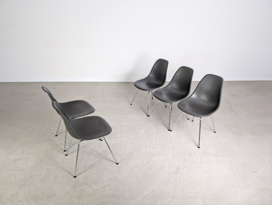 Image 1 of Set originale di 5 pezzi di sedia laterale Vitra Charles & Ray Eames, grigio
