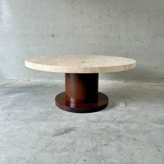 Image 1 of Mesa de centro redonda de travertino con base de madera | Italia, 1970 | Estilo moderno de mediados de siglo
